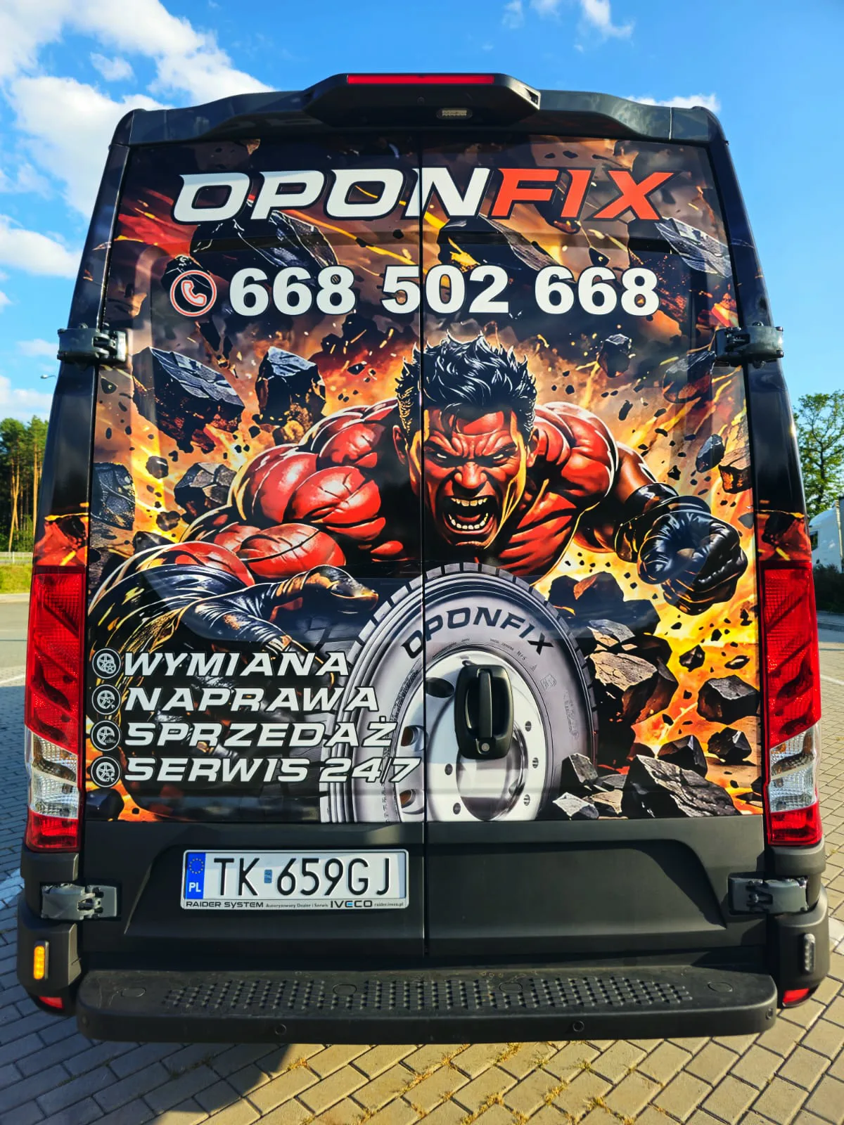 Tył busa OPONFIX z oklejeniem: wymiana, naprawa, sprzedaż opon ciężarowych i serwis 24/7.