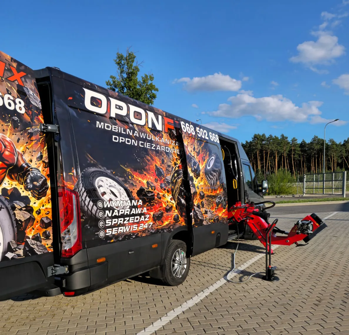 Bus OPONFIX z wysuniętą montażownicą, gotowy do wymiany opony na trasie.